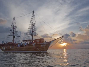 Cena romantica al atardecer navegando en Cancún