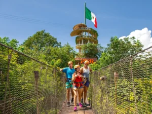 Familia en el puente Xplor