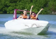 Pareja en lancha rapida por el manglar