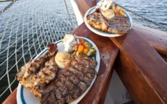 Cena de tres tiempos en Crucero Romantico