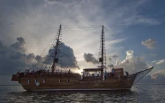 Goleta española navegando en laguna Nichupté de Cancún