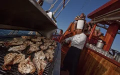 Chef preparando langosta para cena romantica