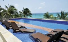 Alberca de la zona VIP en parque garrafón