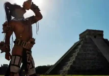 Guerrero Maya al pie del Castillo