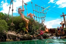 Jovenes en los puentes colgantes de Xel-ha