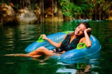 Llantas para flotar sobre los cenotes