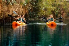 Pareja con Kayaks