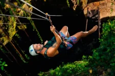 Joven bajando a rapel a cenote