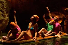 Familia en canoa por el Rio subterraneo de Xplor