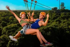 Pareja en tirolesas en Xplor