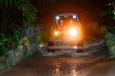 Autos anfibios en Xplor fuego