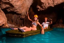 Pareja en canoa por el Rio subterraneo de Xplor